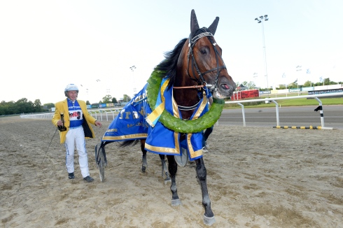 Calgary Games och Jorma Kontio efter segern i Svenskt Travderby på Jägersro. Foto: Lars Jakobsson, TR Bild